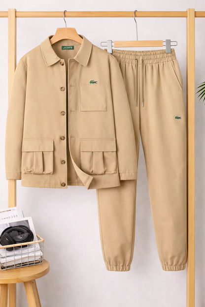 Conjunto de chaqueta abotonada y pantalón - estilo urbano y elegancia desenfadada.